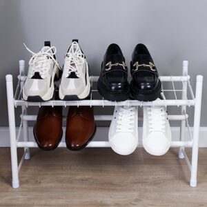 El Zapatero de Piso Expandible de 2 Niveles Rejiplas es una solución práctica para organizar zapatos y aprovechar mejor el espacio disponible