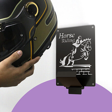 El porta cascos ideal para ti: práctico, seguro y diseñado para acompañarte en cada aventura.