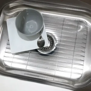 El protector lavaplatos grande de Rejiplas es ideal para proteger el fondo del pozuelo, evitando rayones y desgaste, mientras escurrís platos o utensilios con mayor seguridad.