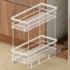 La Aceitera fleje riel a piso con cierre lento de Rejiplas seguro le va a dar un toque exclusivo a tu cocina con su diseño minimalista. Posee además una base en malla para conservar todo en su lugar.