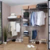 El Grand Clóset en rejilla de Rejiplas es un kit modular en caja diseñado para crear soluciones de almacenamiento eficientes y duraderas tanto en el hogar como en espacios comerciales