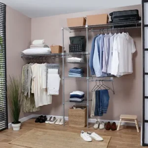 El Grand Clóset en rejilla de Rejiplas es un kit modular en caja diseñado para crear soluciones de almacenamiento eficientes y duraderas tanto en el hogar como en espacios comerciales
