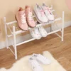 El Zapatero de Piso Expandible de 2 Niveles Rejiplas es una solución práctica para organizar zapatos y aprovechar mejor el espacio disponible