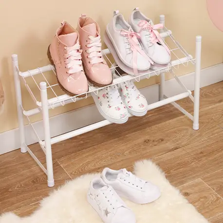 El Zapatero de Piso Expandible de 2 Niveles Rejiplas es una solución práctica para organizar zapatos y aprovechar mejor el espacio disponible