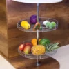 Utiliza nuestro torno esquinero 360 grande, con su estructura giratoria tendrás fácil acceso a las cosas que almacenes allí; además hará ver tu cocina moderna, organizada y limpia.