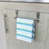 El Perchero toallero de 23 cm de Rejiplas, es útil para ser utilizado en puertas o cajones de 20 mm de espesor, te permite organizar fácilmente tus toallas o secadores de cocina.
