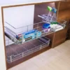 Aprovecha el espacio con la Canasta bajo pozuelo classic cierre lento módulo de 80 cm de Rejiplas. Tiene un cierre suave y controlado que cuida tus enseres y productos.